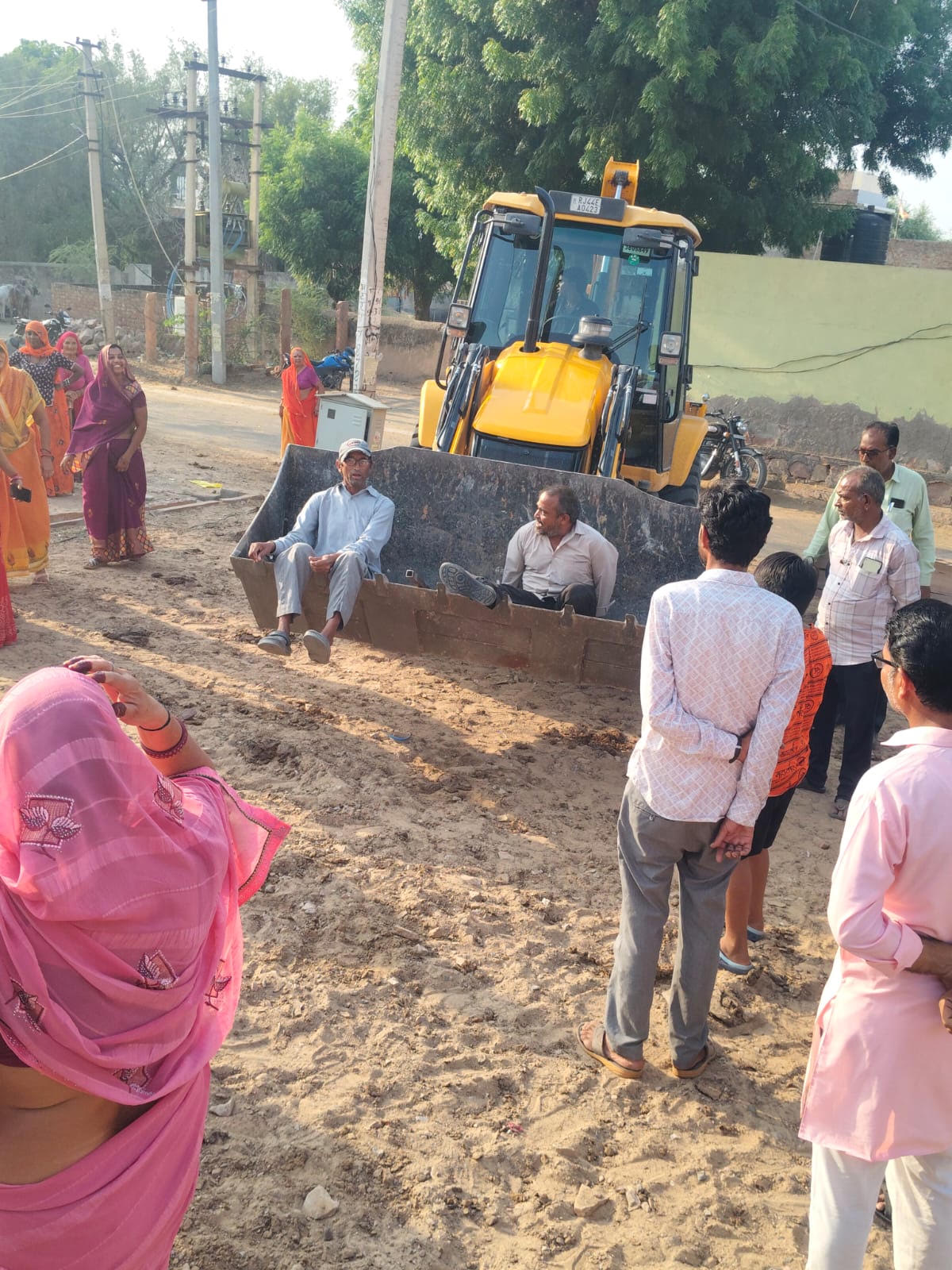 टंकी निर्माण के विरोध मे जेसीबी के अंदर बैठकर जताया विरोध 