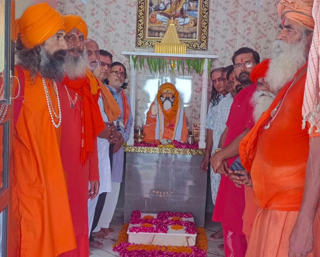 संतोष गिरी बाबा की मुर्ति की हुईं स्थापना - भंडारे मे सैकड़ो ने ली प्रसादी