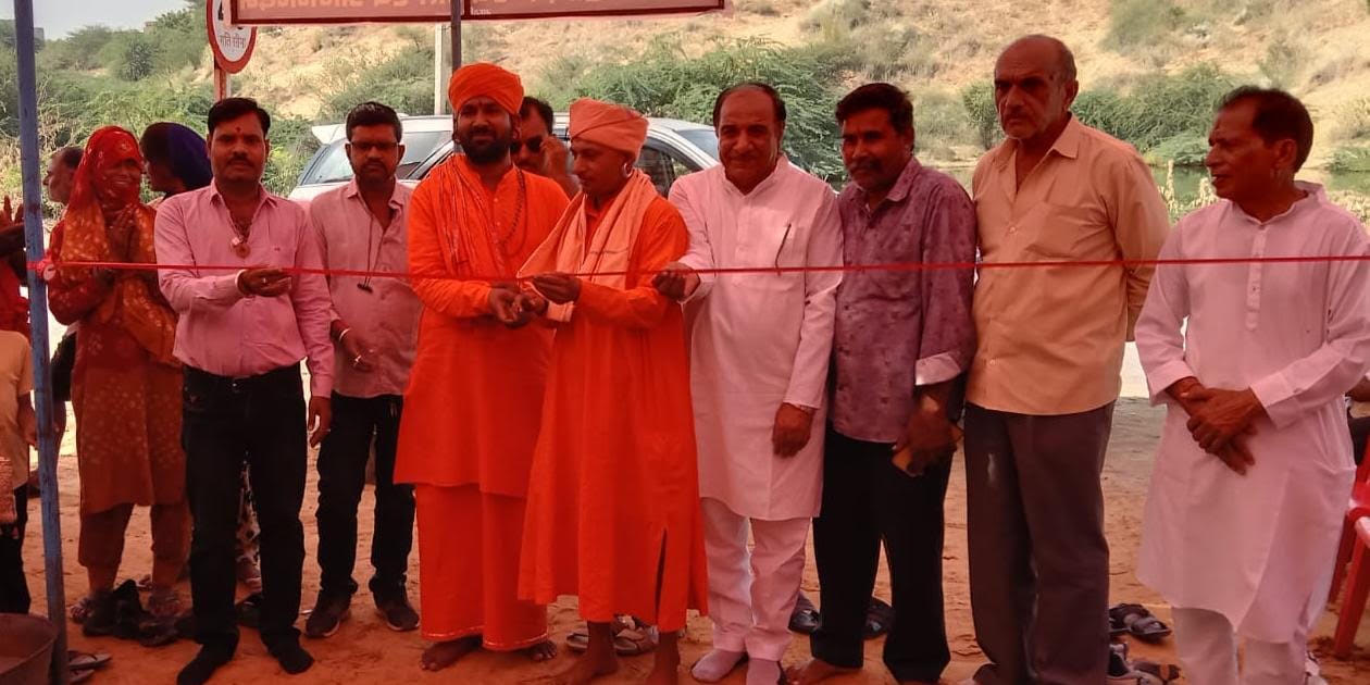 सालासर पद यात्री सेवार्थ श्री बालाजी जूस भंडारे का संत सानिध्य मे हुआ शुभारंभ