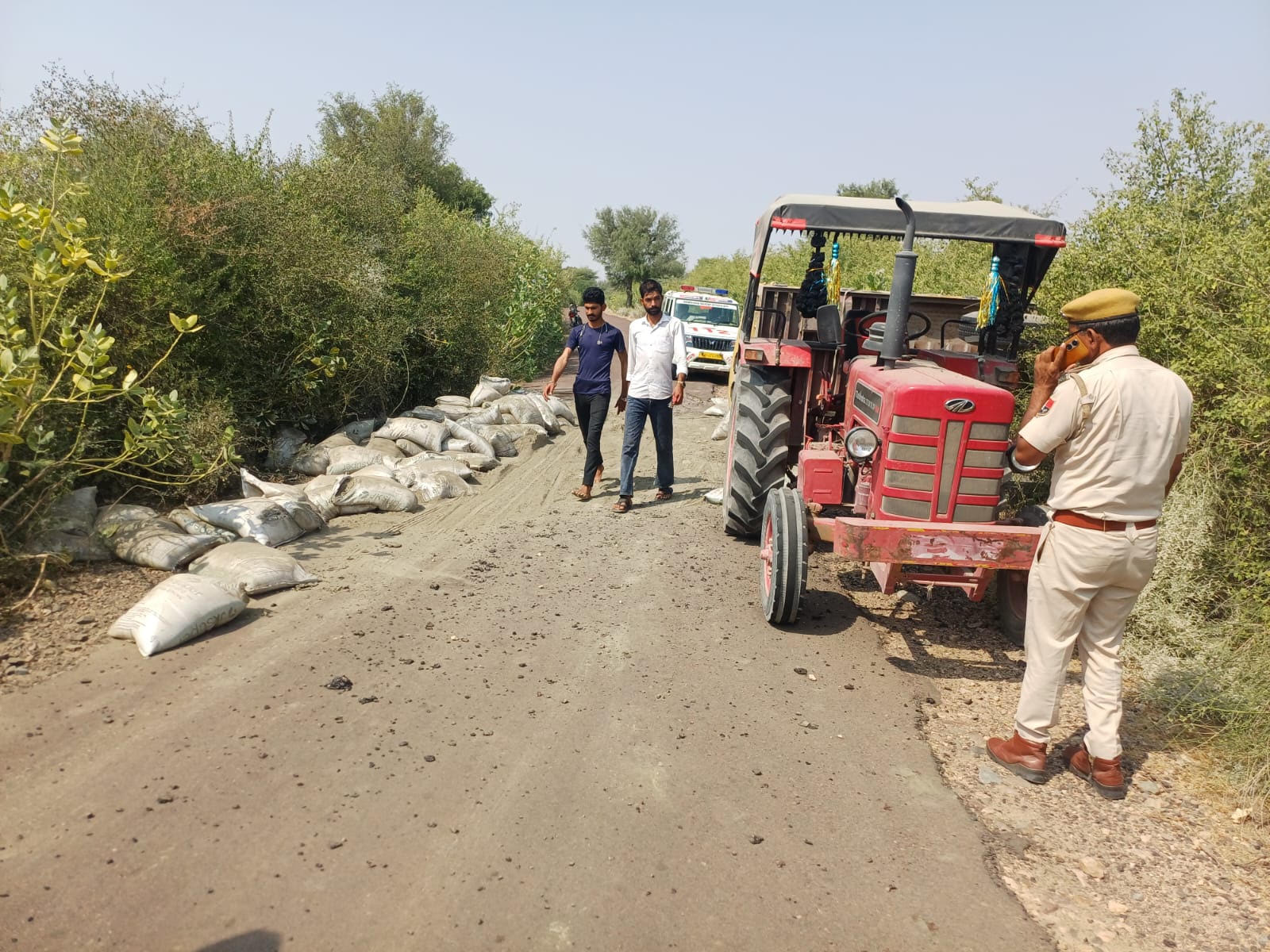 ट्रैक्टर-ट्रॉली और बाइक की भिड़ंत मे तीन घायल