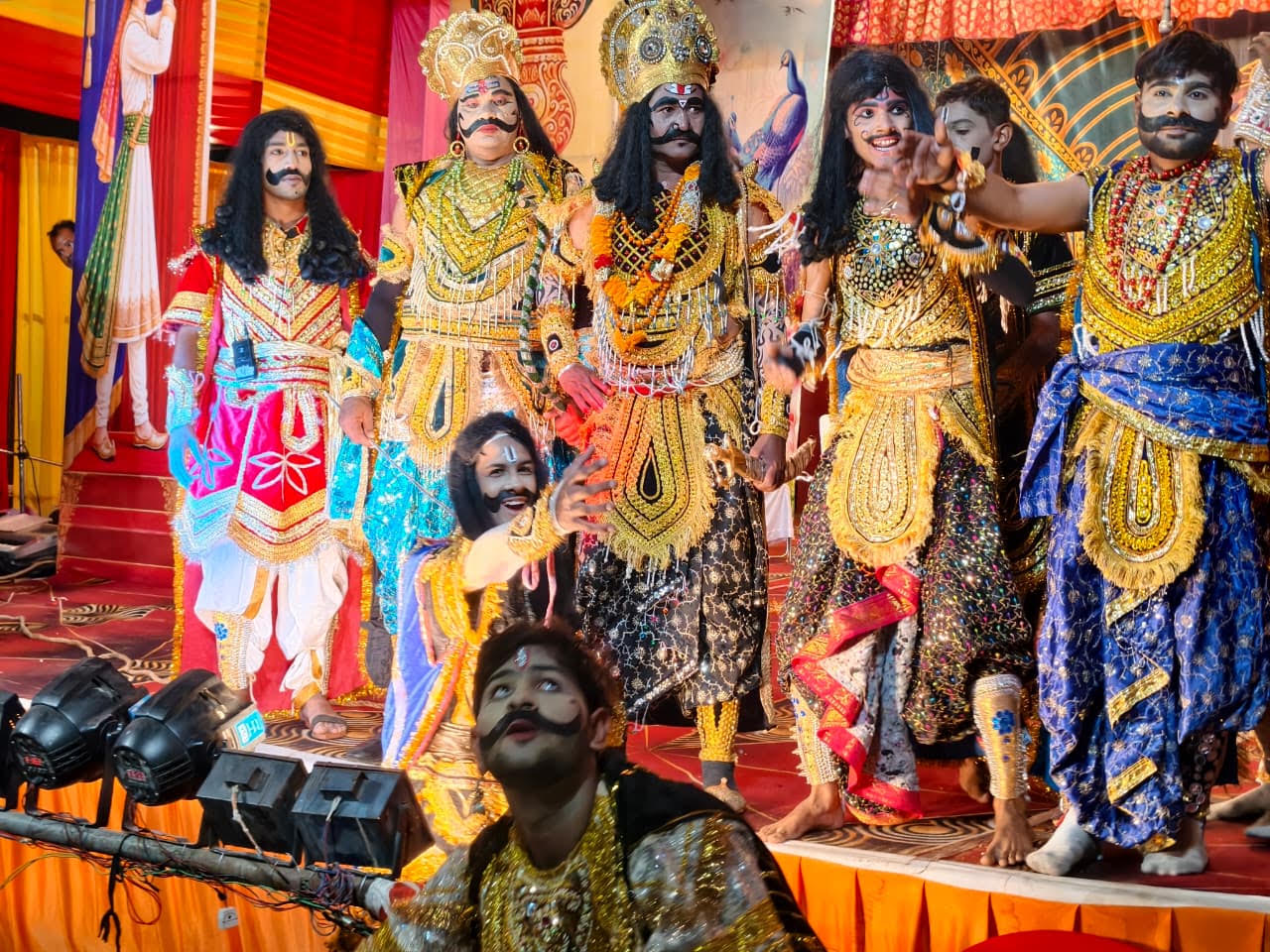 पंडितपुर रामलीला के मंच पर लंका दहन व सीता रावण संवाद मे उमड़ी भीड़ 