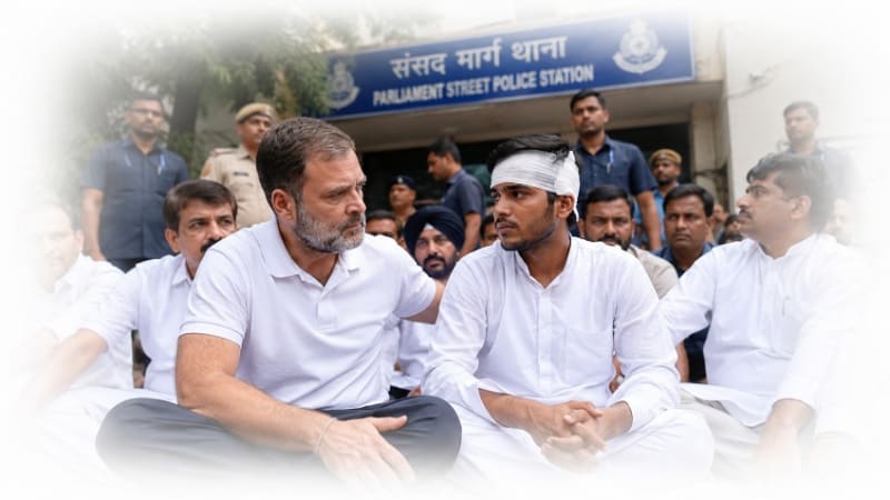 राहुल गांधी पैलेट गन पीड़ित छात्र के साथ संसद मार्ग थाने पहुंचे और FIR की मांग की। पुलिस कार्रवाई के विरोध में वे धरने पर बैठे और न्याय की मांग उठाई।