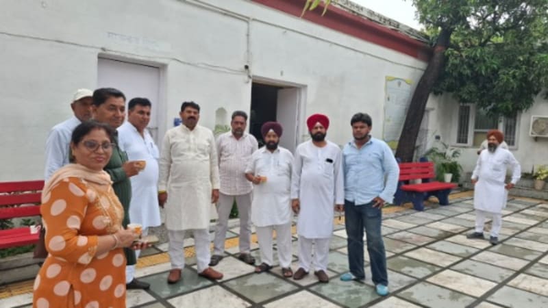 पिंजौर थाने में एक लाख रुपये चोरी के मामले को लेकर पुलिस अधिकारियों से बातचीत करते पंचकूला जिला कांग्रेस अध्यक्ष संजय चौहान और कार्यकर्ता।