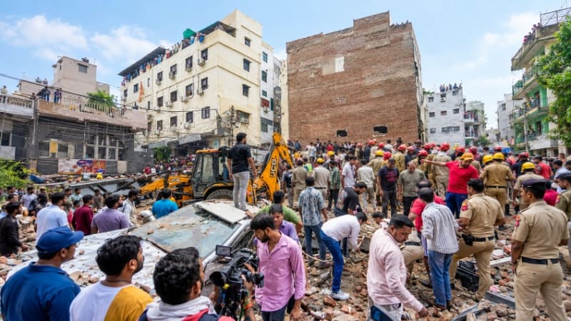 South Delhi के Satya Niketan में 5-storey building collapse होने से कई लोग मलबे में दबे। NDRF rescue operation जारी, जानिए पूरी खबर।