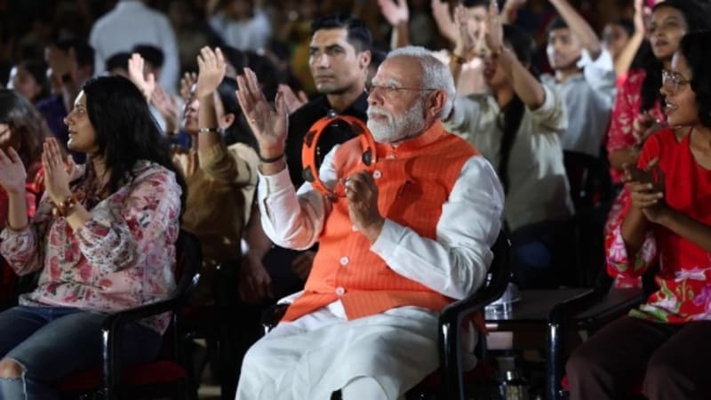 प्रधानमंत्री मोदी ने भजन कार्यक्रम में खंजरी बजाई और गायक साधु तिवारी ने हनुमान अंश फिल्म का पार्वती गीत गाया।
