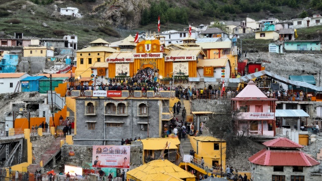 बद्रीनाथ धाम दान घोटाला: मंदिर समिति के निलंबित कर्मचारी पर FIR, चढ़ावे में गड़बड़ी के आरोप की जांच तेज