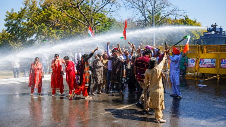 चंडीगढ़ में CM आवास घेराव से पहले बवाल, अकाली दल (वारिस पंजाब दे) कार्यकर्ताओं पर पुलिस ने चलाए वाटर कैनन