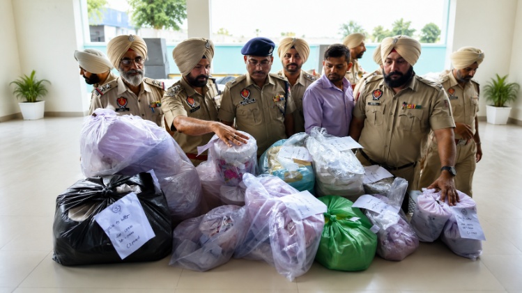 अमृतसर पुलिस की बड़ी कार्रवाई: 7 महीने में 111 किलो से ज्यादा हेरोइन जब्त, 2,000 से अधिक आरोपी गिरफ्तार