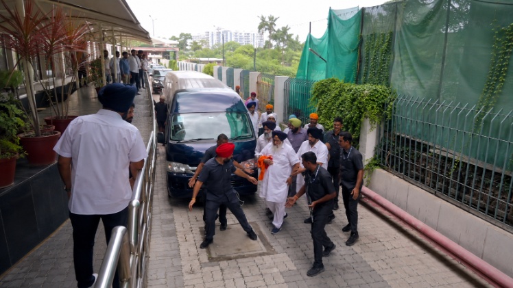 सुखबीर सिंह बादल पर नांदेड में हमला, हाथ में लगी चोट