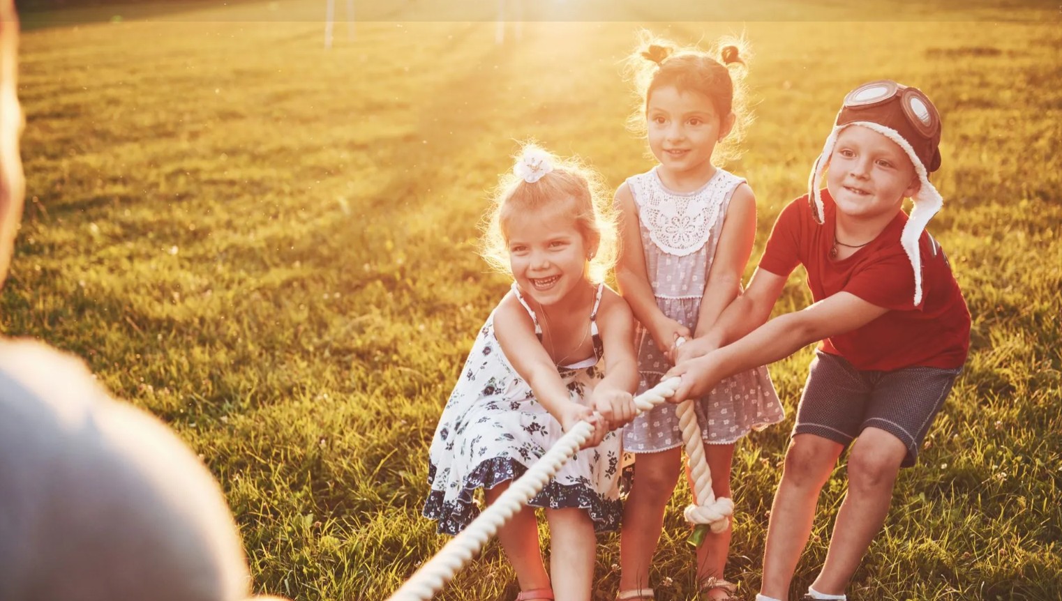 Kinder spielen gemeinsam im Alltag