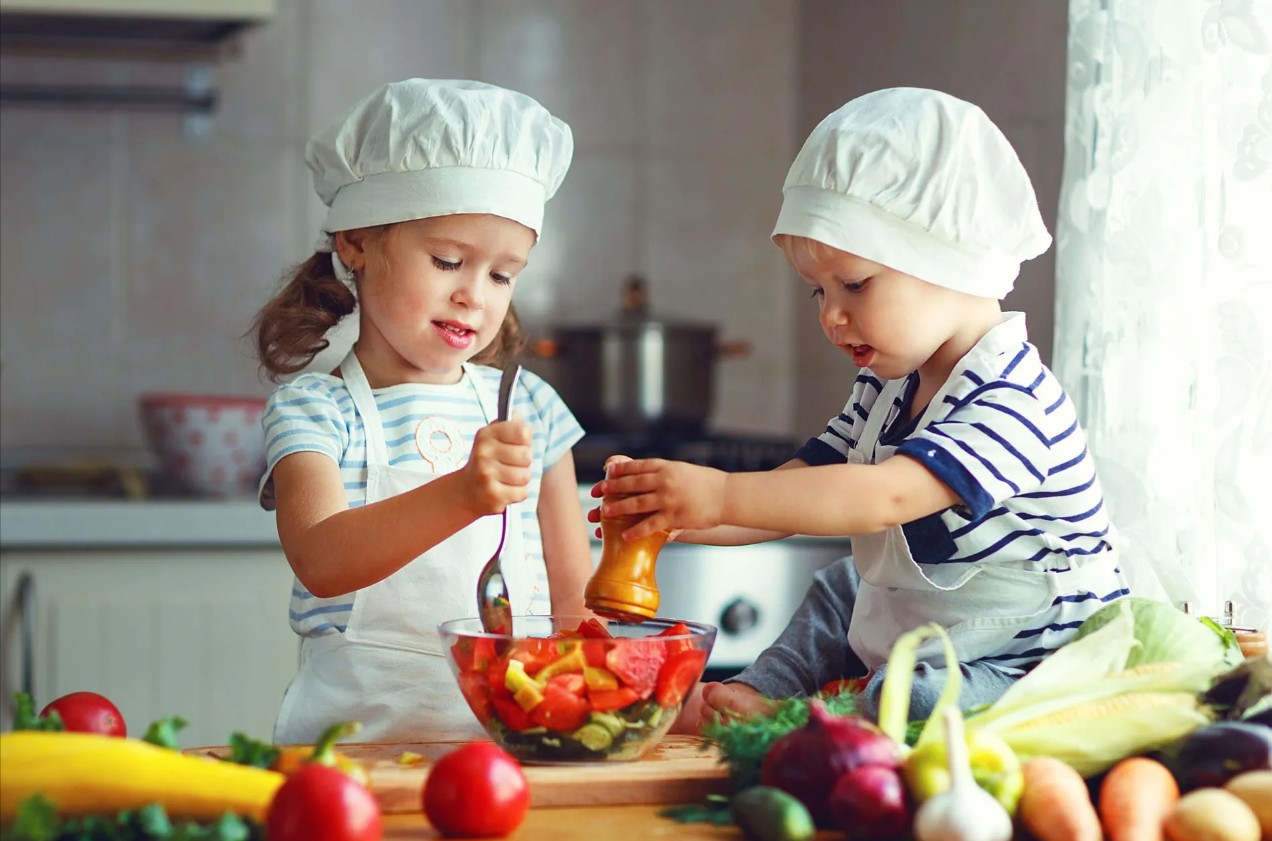 Kinder bei Indoor-Aktivitäten
