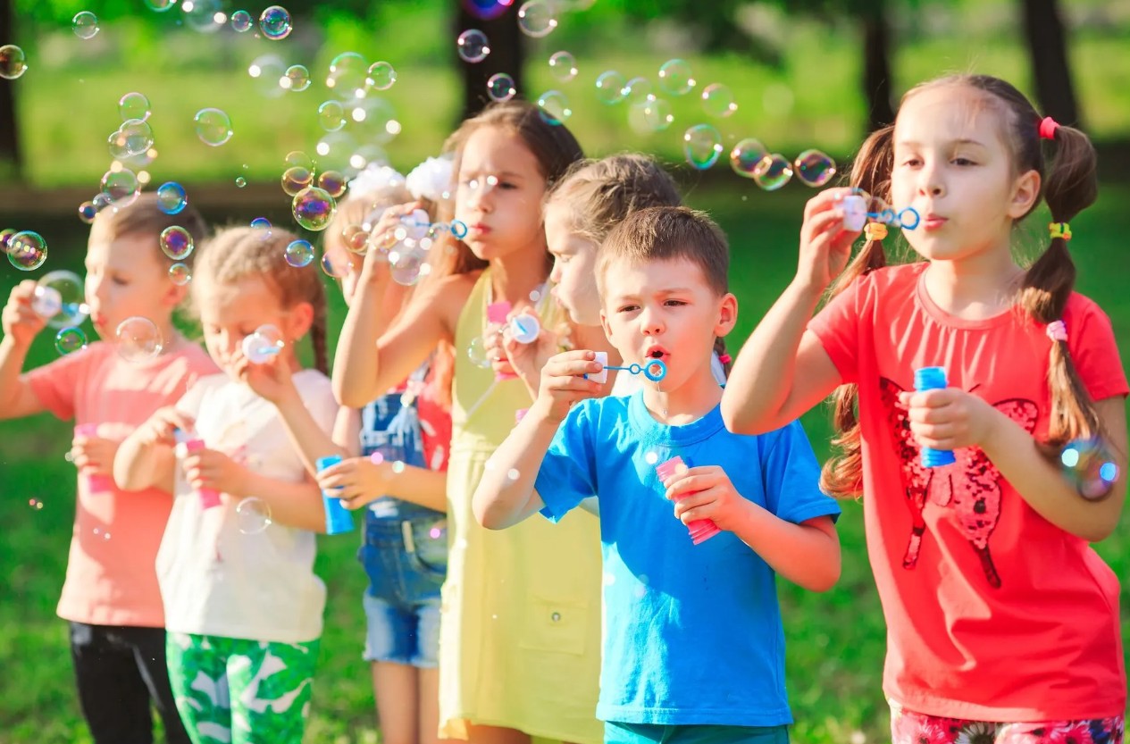 Kinder draußen beim Spielen
