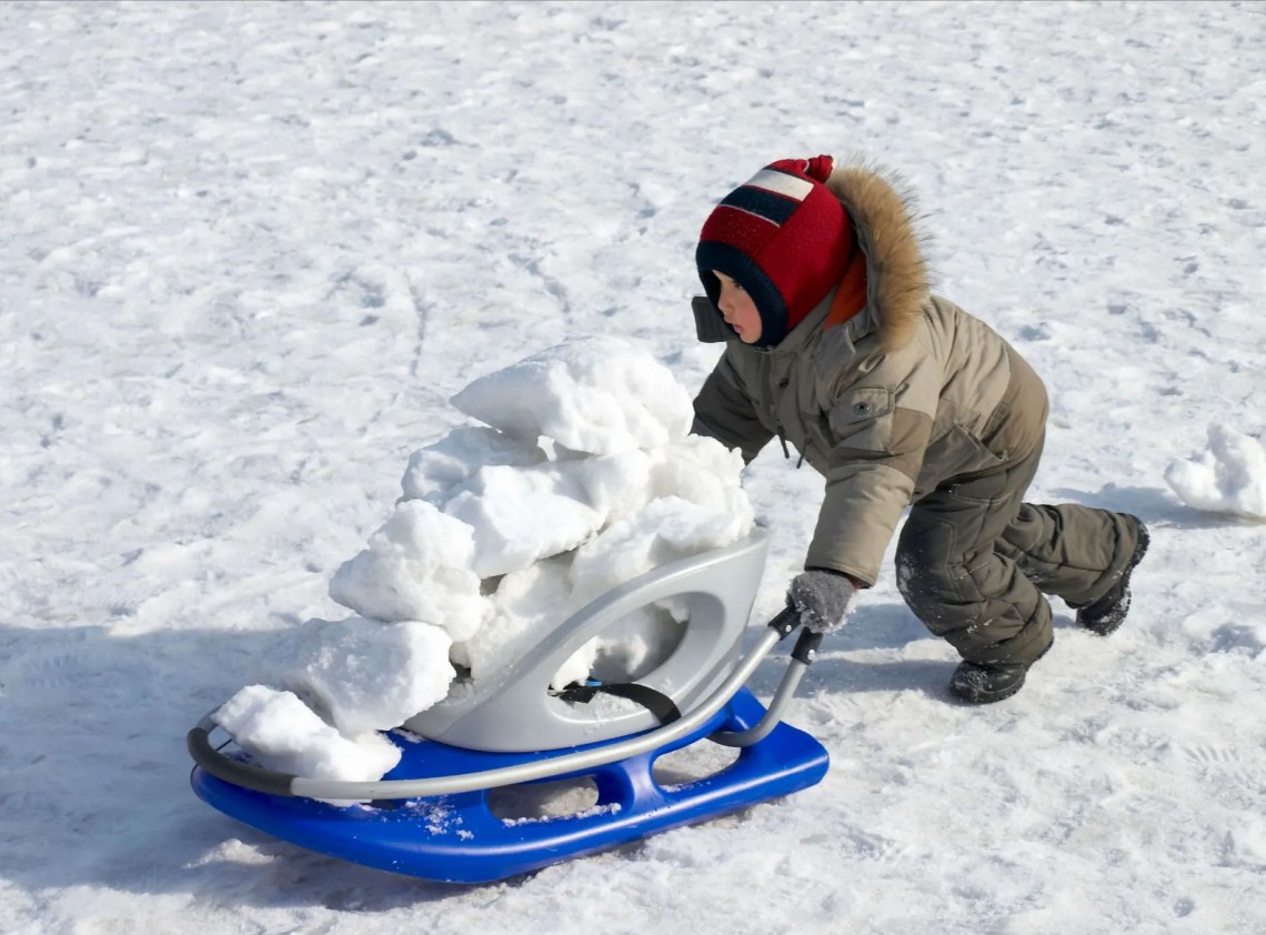 Kinder im Winter beim Spielen