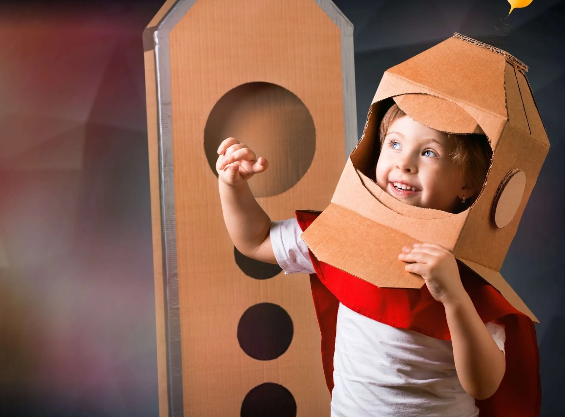 Bastelmaterialien und kreative Kinderhände