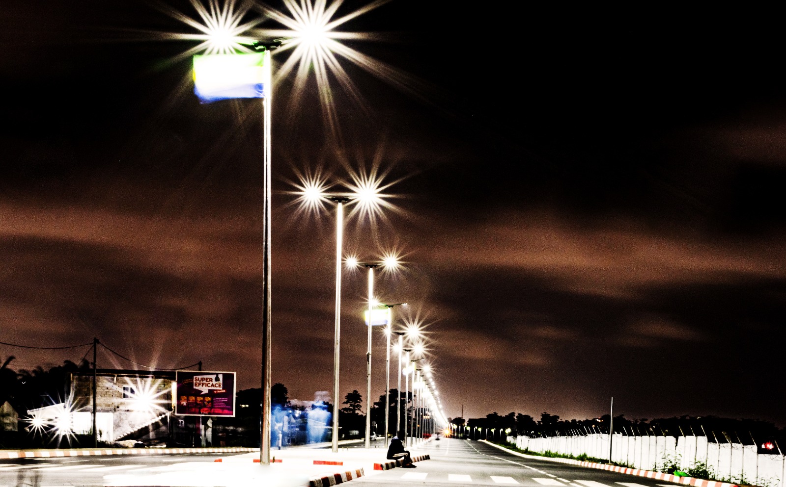 Pose de lampadaires pour l'extension du réseau d'éclairage à Bikélé Nzong