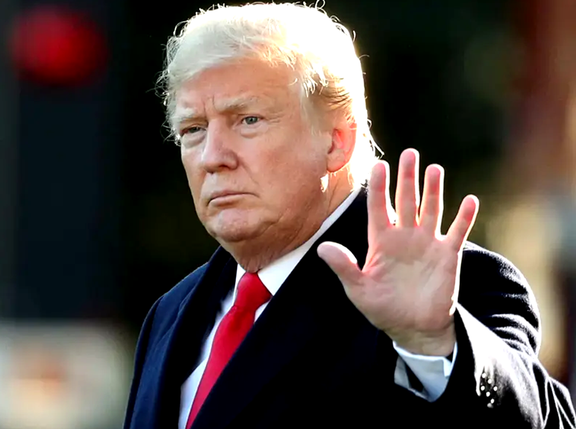 After 13 days of air operations, US President reportedly ordered military to pause strikes last night, signaling room for diplomacy; warning of resumption if needed