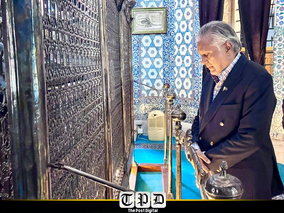 نائب وزیراعظم نے پاکستان کی امن و خوشحالی اور امتِ مسلمہ کے اتحاد کے لیے خصوصی دعا کی