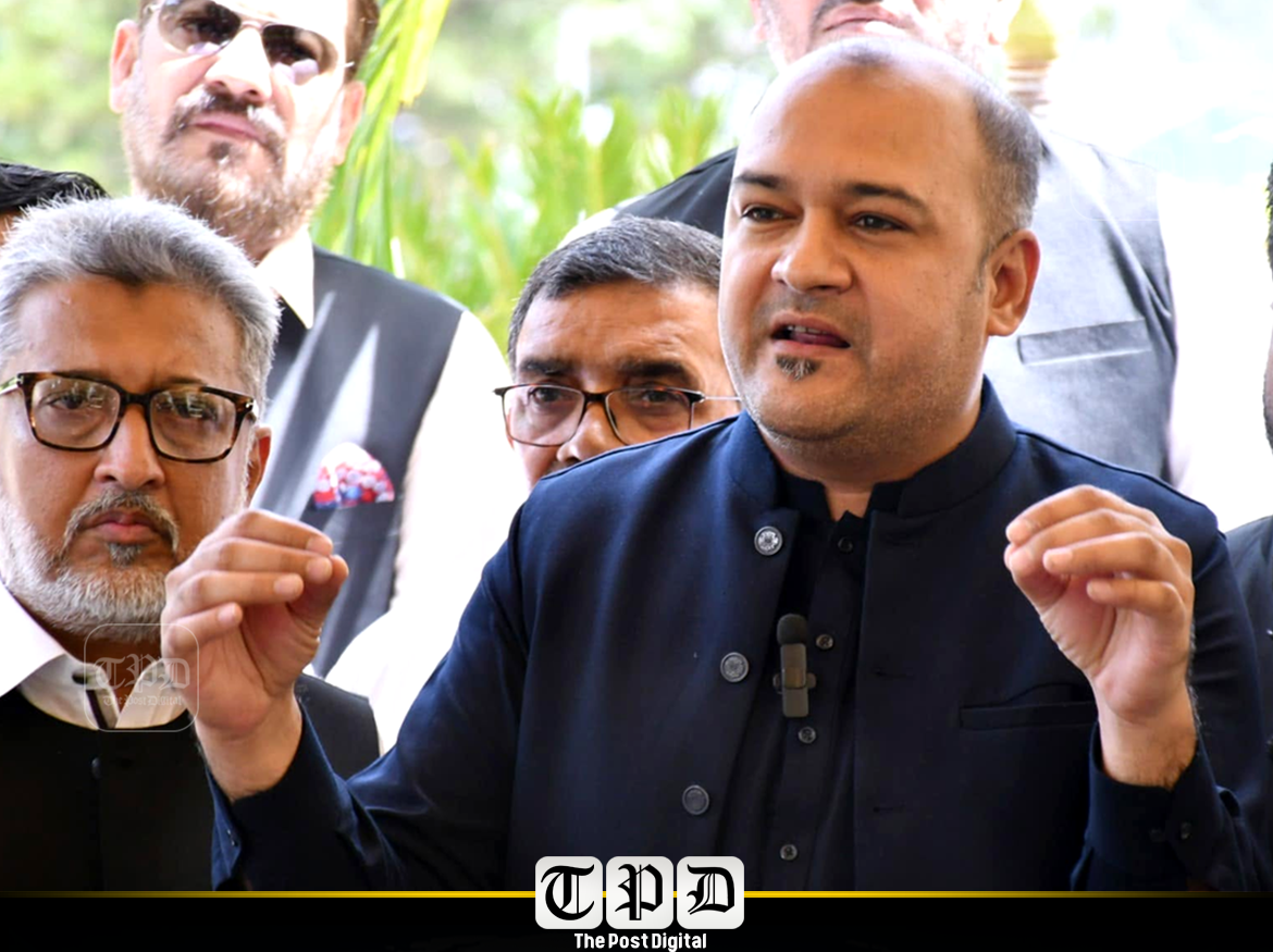 کراچی: اپوزیشن لیڈر سندھ اسمبلی علی خورشیدی نے الزام عائد کیا ہے کہ حکومتی دباؤ کے باعث سندھ اسمبلی میں سندھو دیش کے خلاف قرارداد پیش نہیں کرنے دی گئی، ایم کیو ایم ارکان نے ایوان میں شدید احتجاج کیا۔
