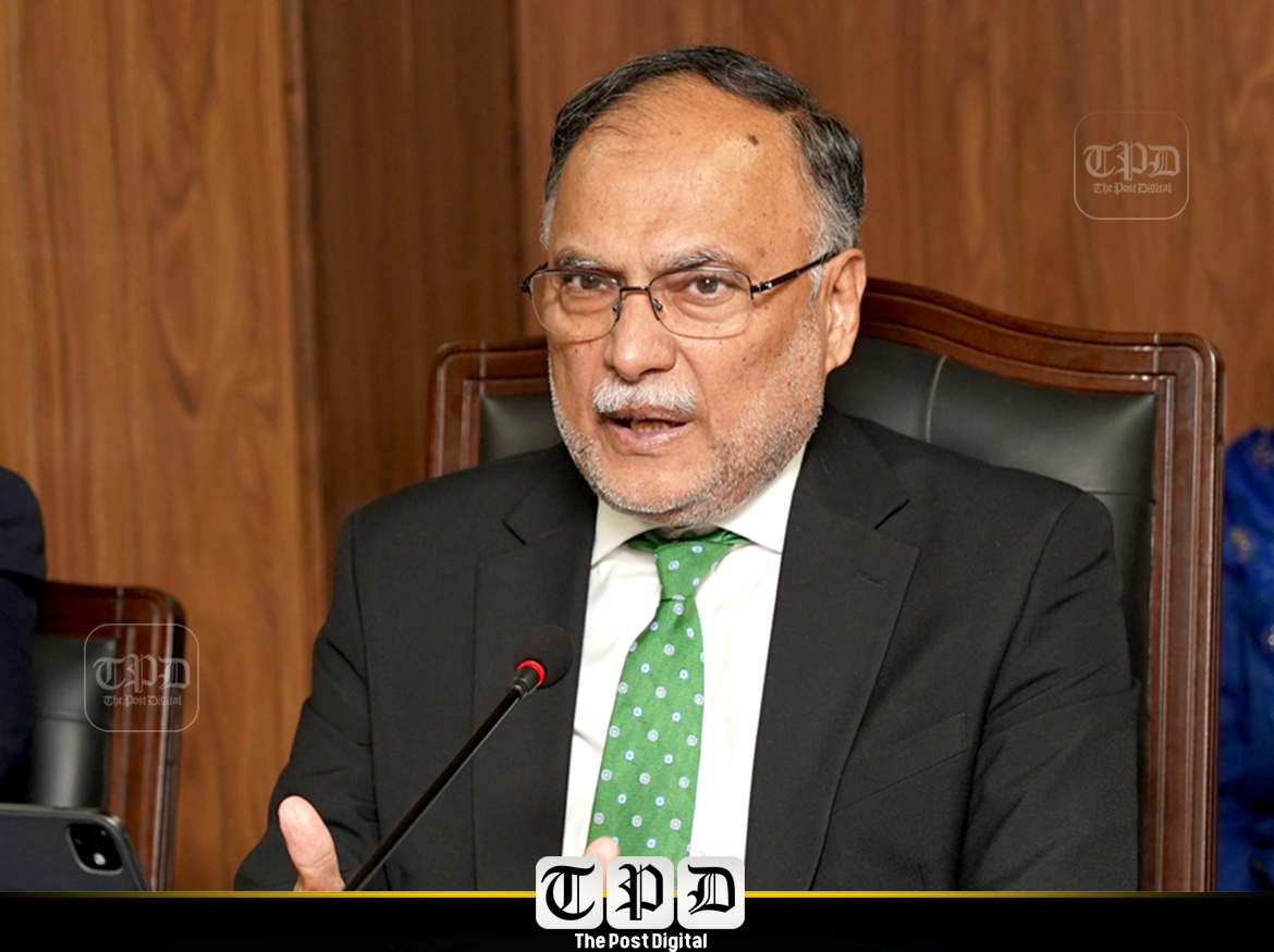 اسلام آباد: وفاقی وزیر منصوبہ بندی احسن اقبال نے ملک میں انتظامی نظام کو بہتر بنانے کے لیے 12 سے 15 صوبے بنانے یا 160 اختیارات والی بااختیار ضلعی حکومتیں قائم کرنے کی تجویز دے دی۔