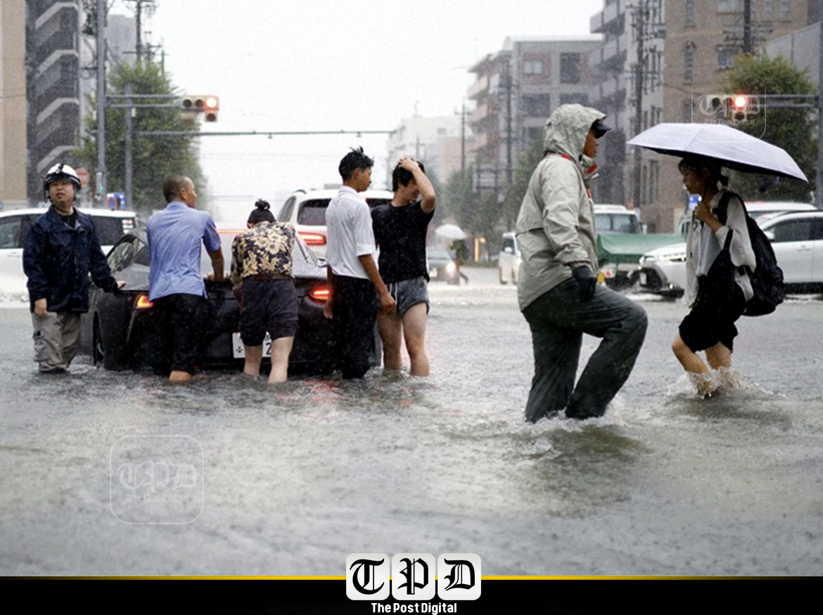 ٹوکیو: جاپان کے شہر ناگویا میں شدید طوفانی بارش کے باعث نظامِ زندگی بری طرح متاثر ہوگیا، ایک گھنٹے کے دوران 105 ملی میٹر بارش ریکارڈ کی گئی۔

شدید بارش سے گٹر اُبل پڑے اور سڑکیں تالاب کا منظر پیش کرنے لگیں، جبکہ پانی عمارتوں، میٹرو اسٹیشنز، شاپنگ مالز اور بعض کھیلوں کے مقامات میں بھی داخل ہوگیا۔

حکام نے شہر میں سیلاب کی وارننگ جاری کردی ہے جبکہ مزید بارش کا بھی خدشہ ظاہر کیا گیا ہے۔

رپورٹس کے مطابق کھیلوں کے بعض وینیوز میں پانی داخل ہونے کے باوجود کسی ایتھلیٹ یا اسٹاف ممبر کو نقصان نہیں پہنچا اور تمام افراد کو بحفاظت نکال لیا گیا