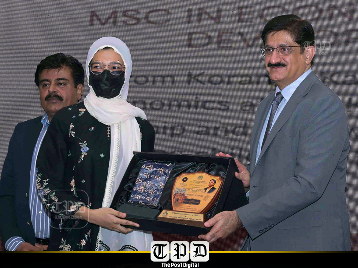 محکمہ کالج ایجوکیشن کے زیر اہتمام وزیراعلیٰ ہاؤس میں تقریب، مراد علی شاہ نے کامیاب اسکالر کو اعزازی شیلڈ پیش کی