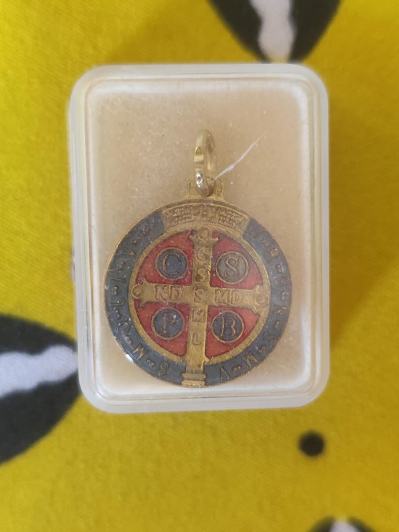 Médaille de Saint Benoît (couleur rouge/or)