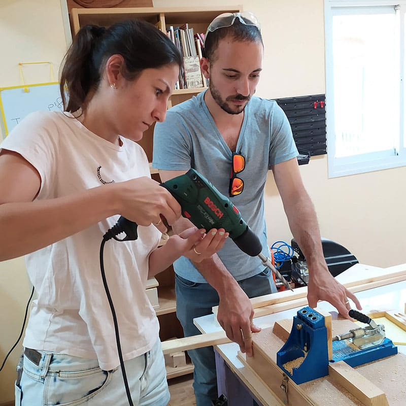 חוג נגרות לילדים: למה עבודה בעץ מחזקת ריכוז, ביטחון ויצירתיות