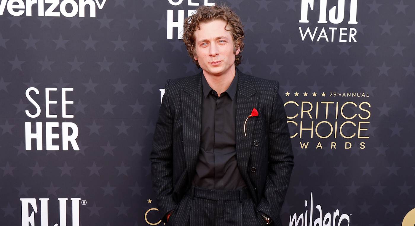 Schauspieler Jeremy Allen White in schwarzem Anzug bei den 29. Critics Choice Awards
