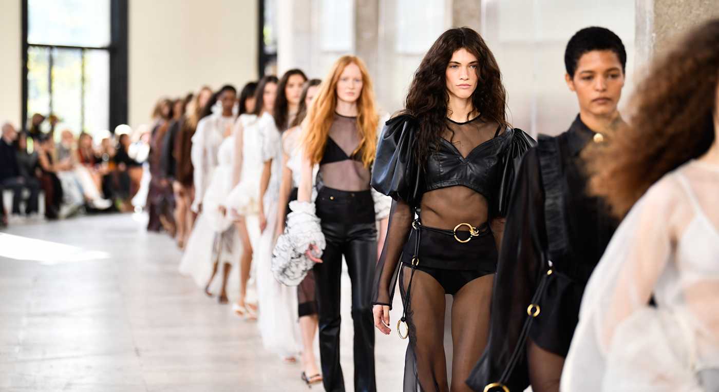 Models auf dem Laufsteg in modernen Outfits