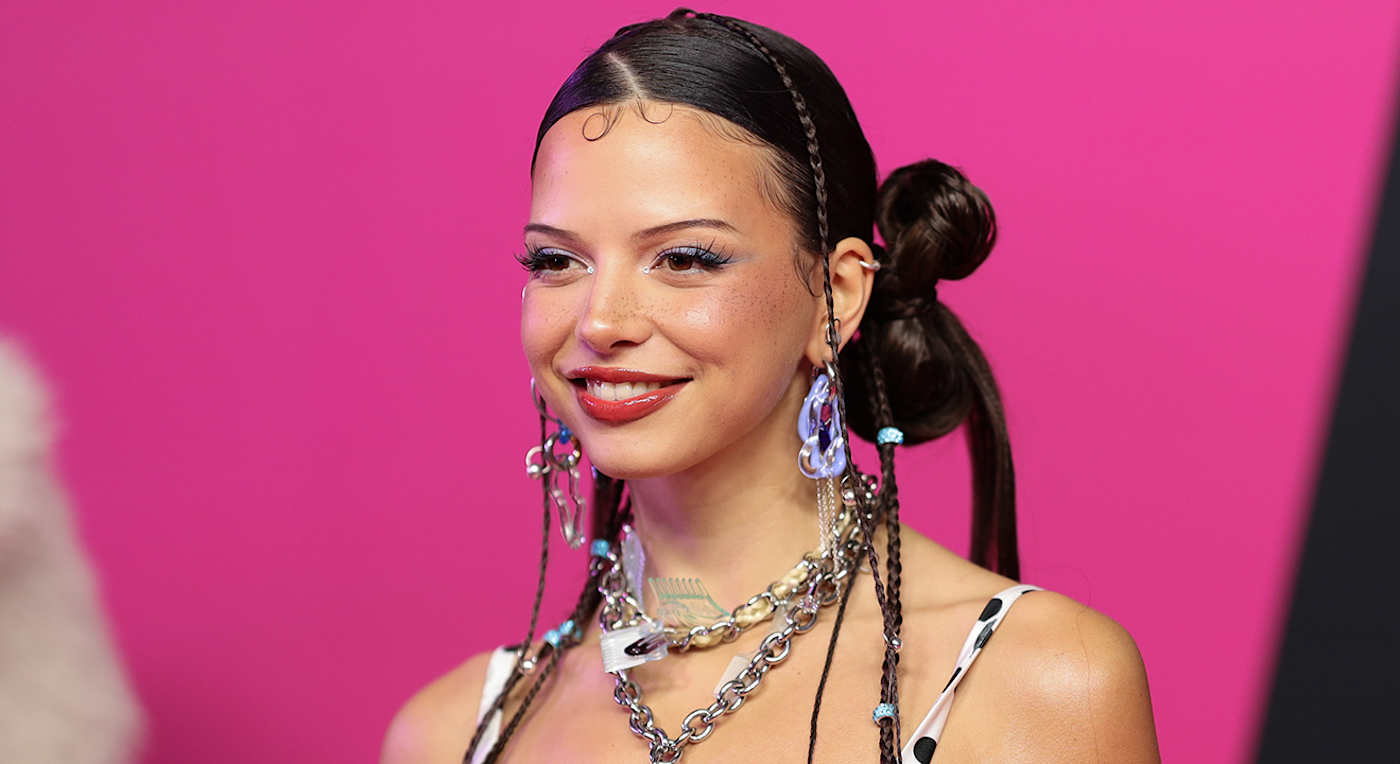 Sängerin Nina Chuba vor violettem Hintergrund