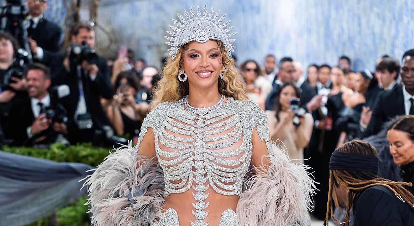 Frau in schillerndem Glam-Outfit bei der Met Gala 2026