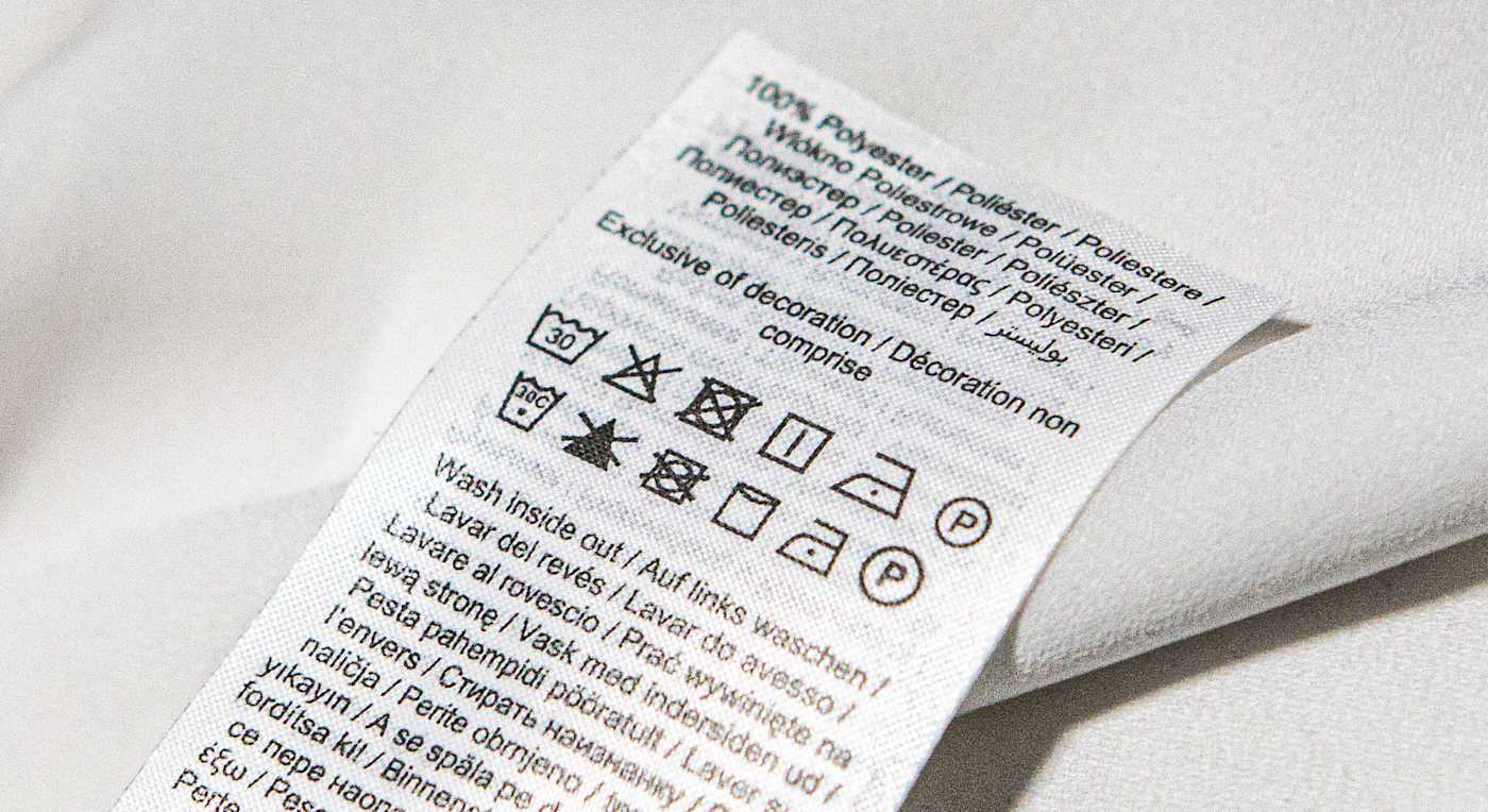 Close-Up eines Wäscheetiketts mit Wäschesymbolen