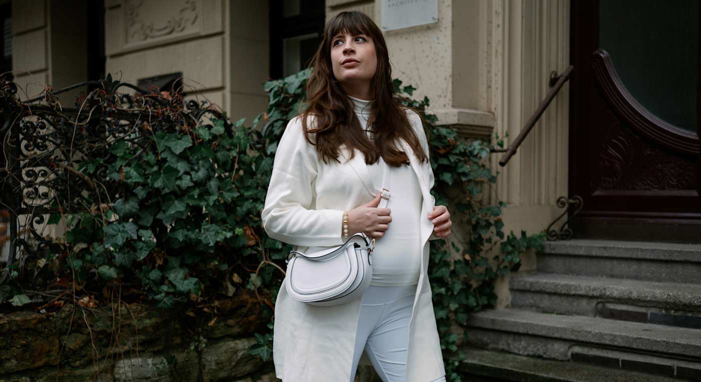 Frau in einem vollständig weißen Outfit für einen All-White Look