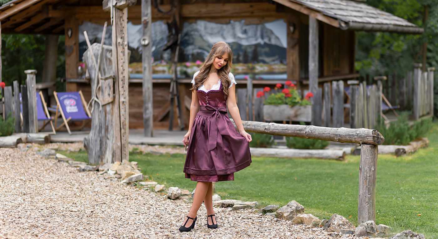 Frau in rot-weißem Dirndl-Outfit für das Oktoberfest