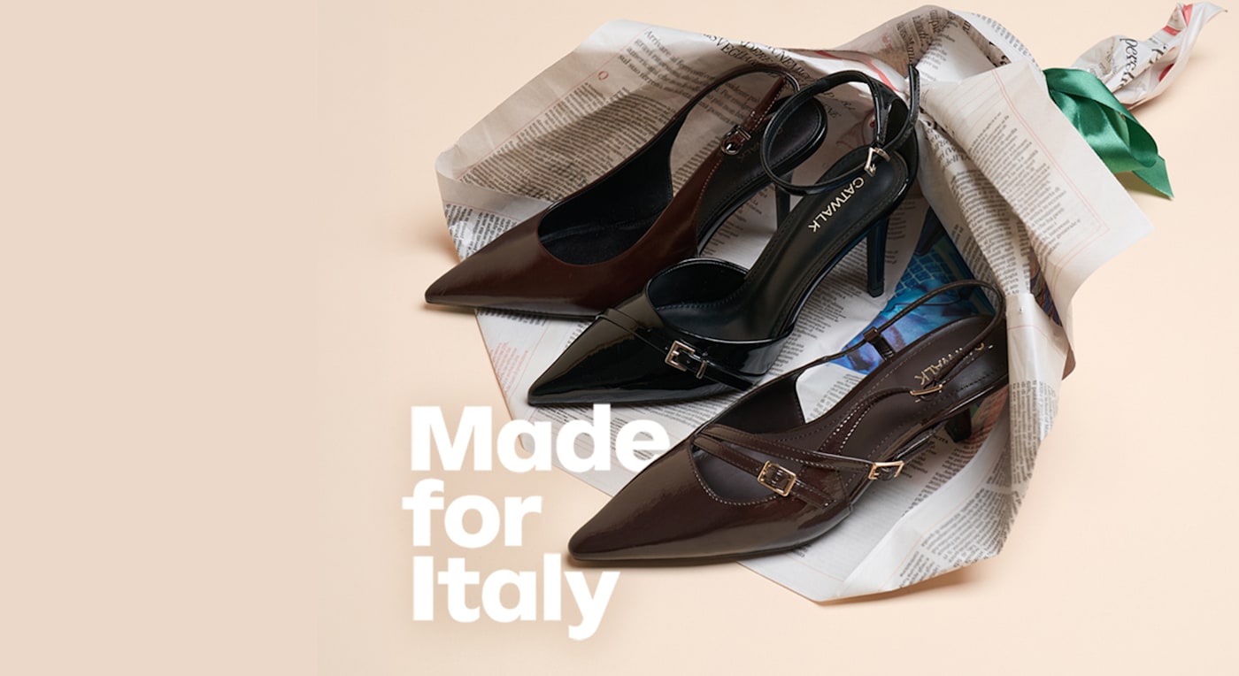 Décolleté slingback in vernice nera e marrone con cinturino a fibbia dorata, adagiate su fogli di giornale italiano