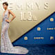 Zendaya posiert bei den Emmys in einem silbernen, bodenlangen Paillettenkleid vor einer goldenen Fotowand