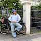Frau präsentiert ihr cooles Outfit mit Bucket Hat in blauem Ton