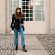 Frau trägt ein casual Herbst-Outfit mit Jeans und Lace Up Boots