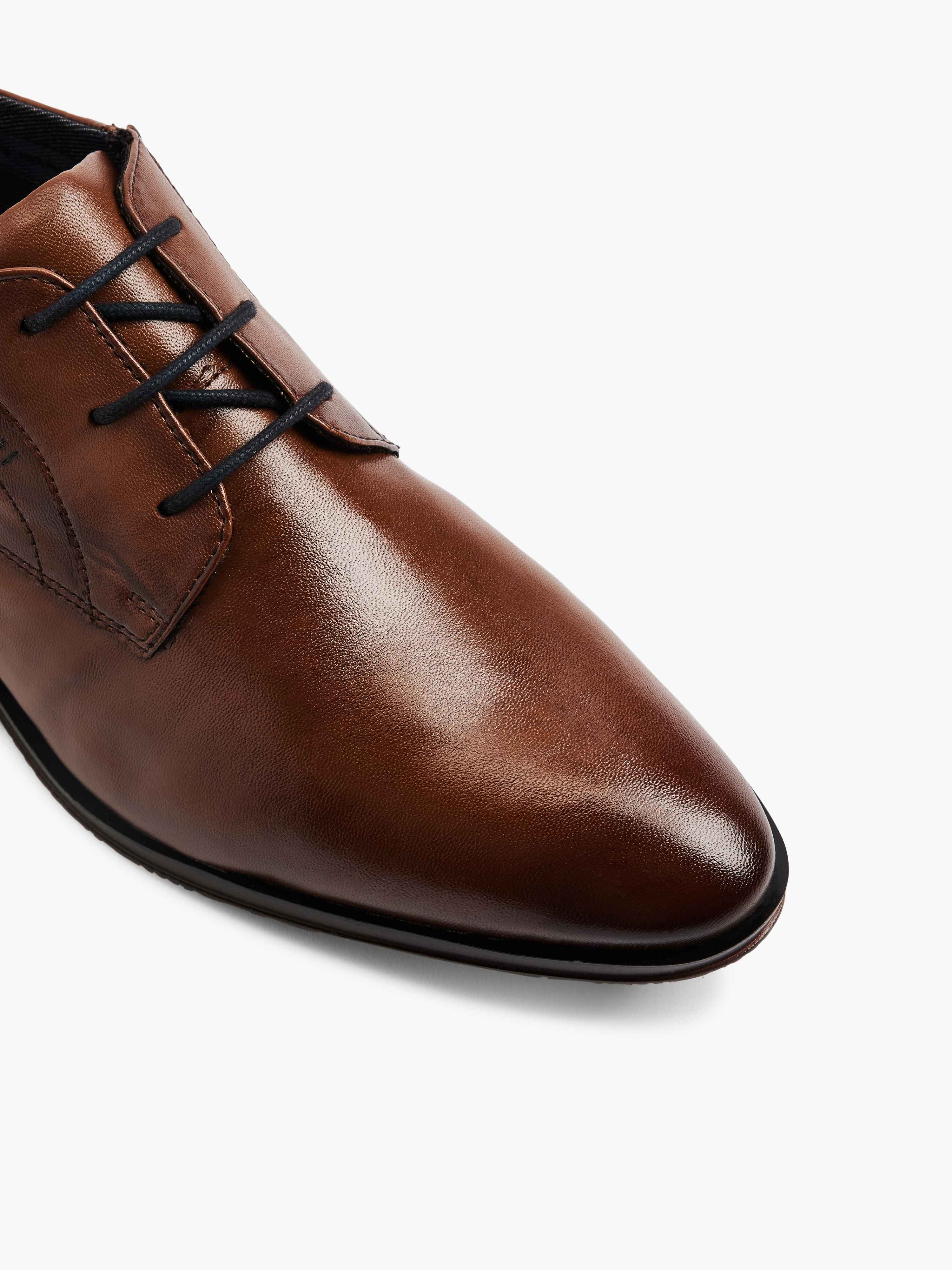 Eleganter brauner Derby-Schuh mit feiner Leder-Optik, seitliche Ansicht von oben, vor weißem Hintergrund