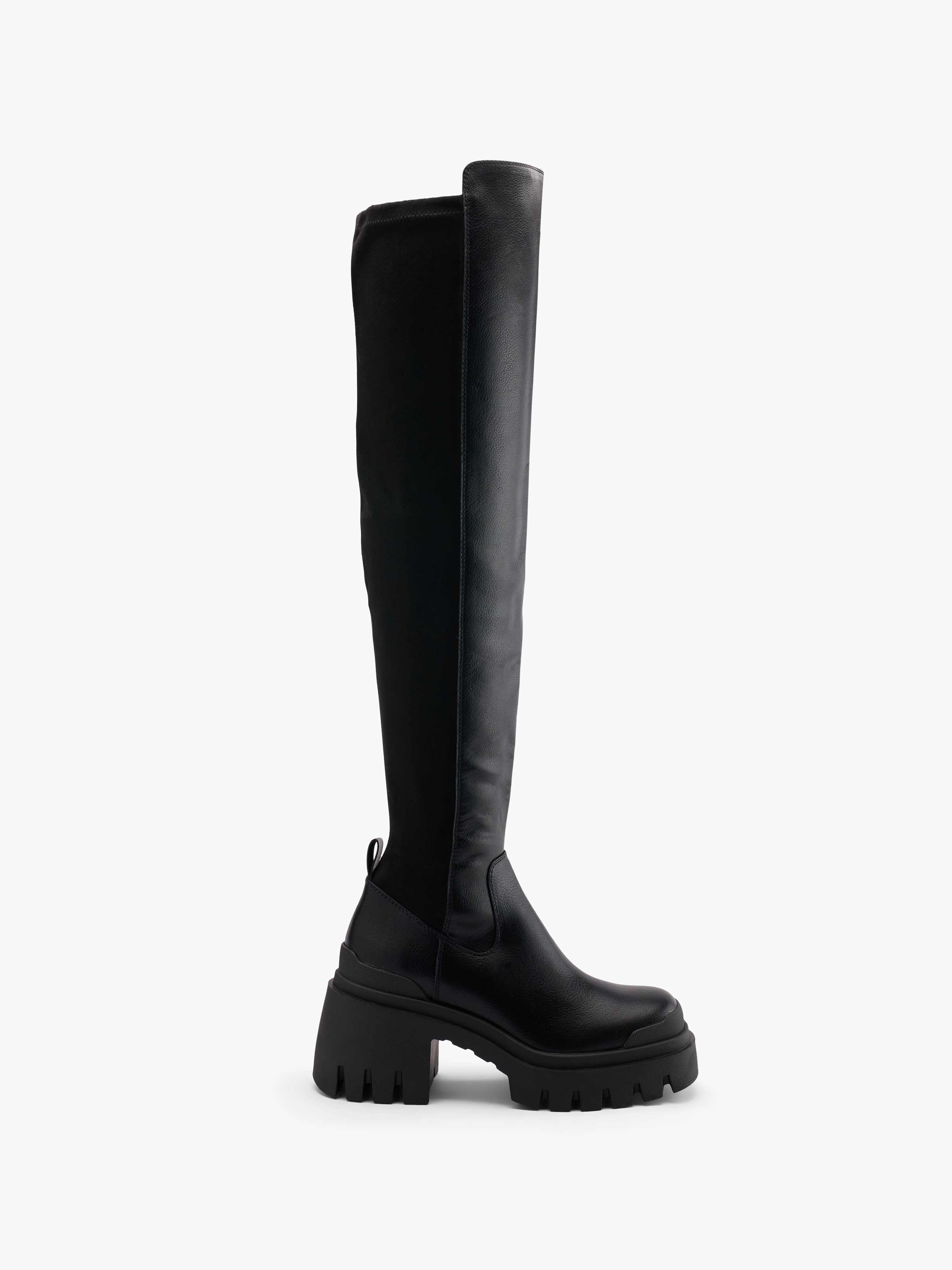 Schwarzer Overknee-Boot mit dicker Sohle