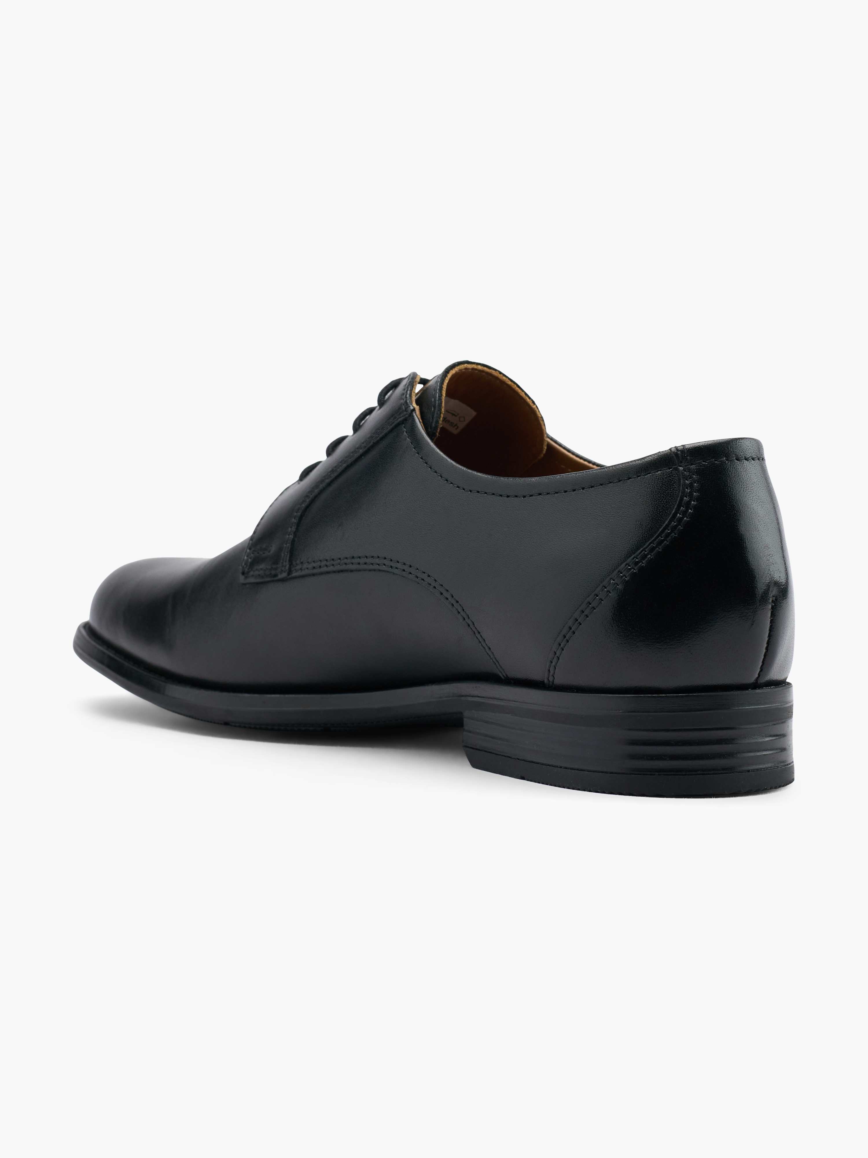 Schwarzer Derby-Schuh mit Glattleder, seitliche Rückansicht, vor weißem Hintergrund
