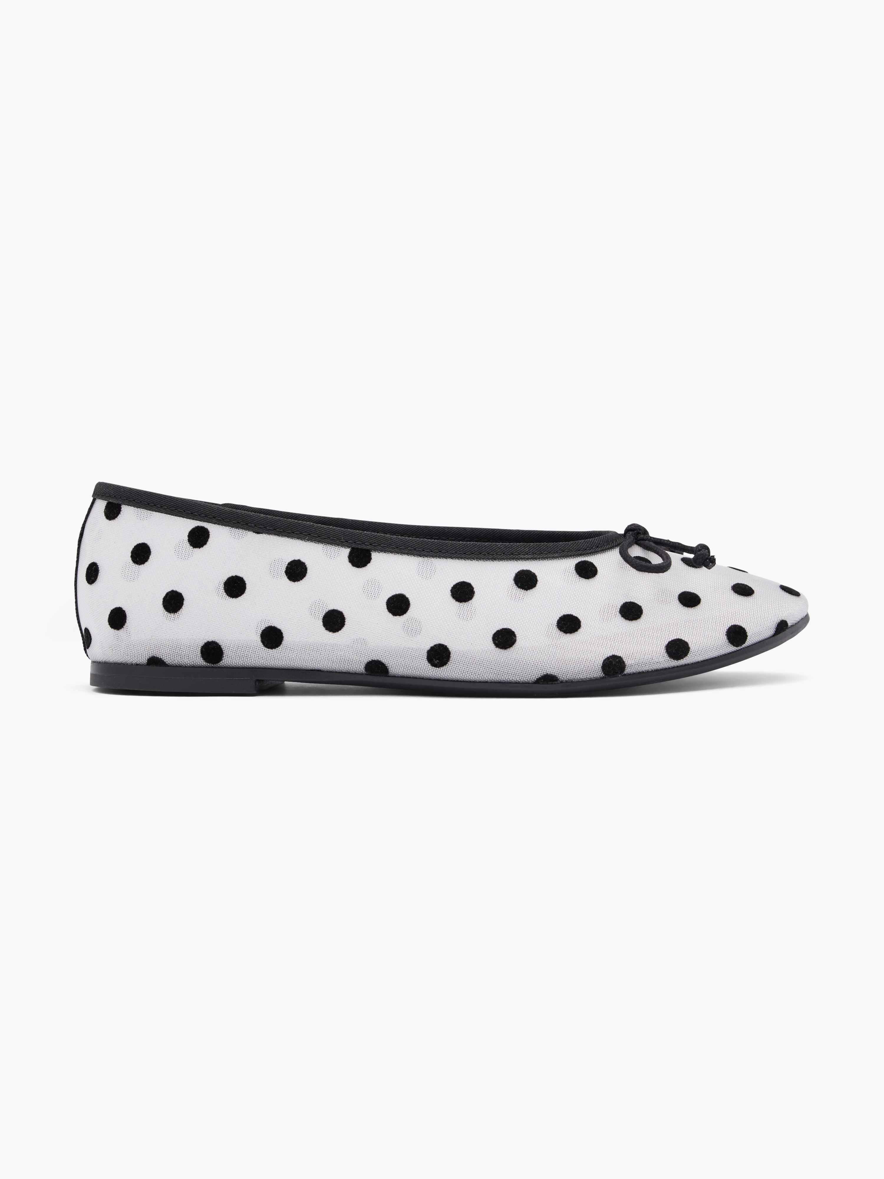 Weißer Ballerina-Schuh mit schwarzen Punkten in Dalmatiner-Optik