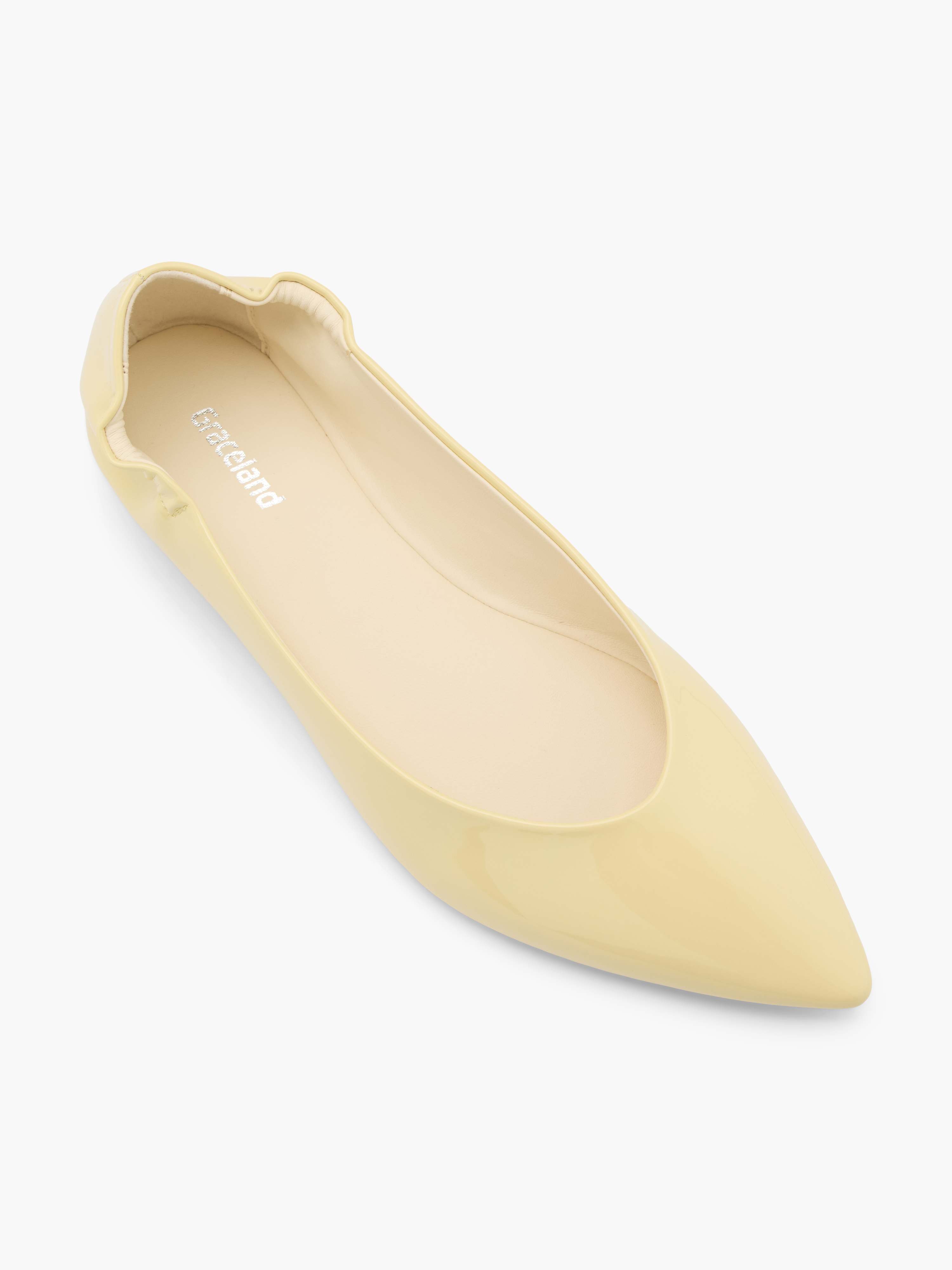 Pastellgelber Lack-Ballerina in spitzer Form mit elastischem Ferseneinsatz und flacher, brauner Sohle.