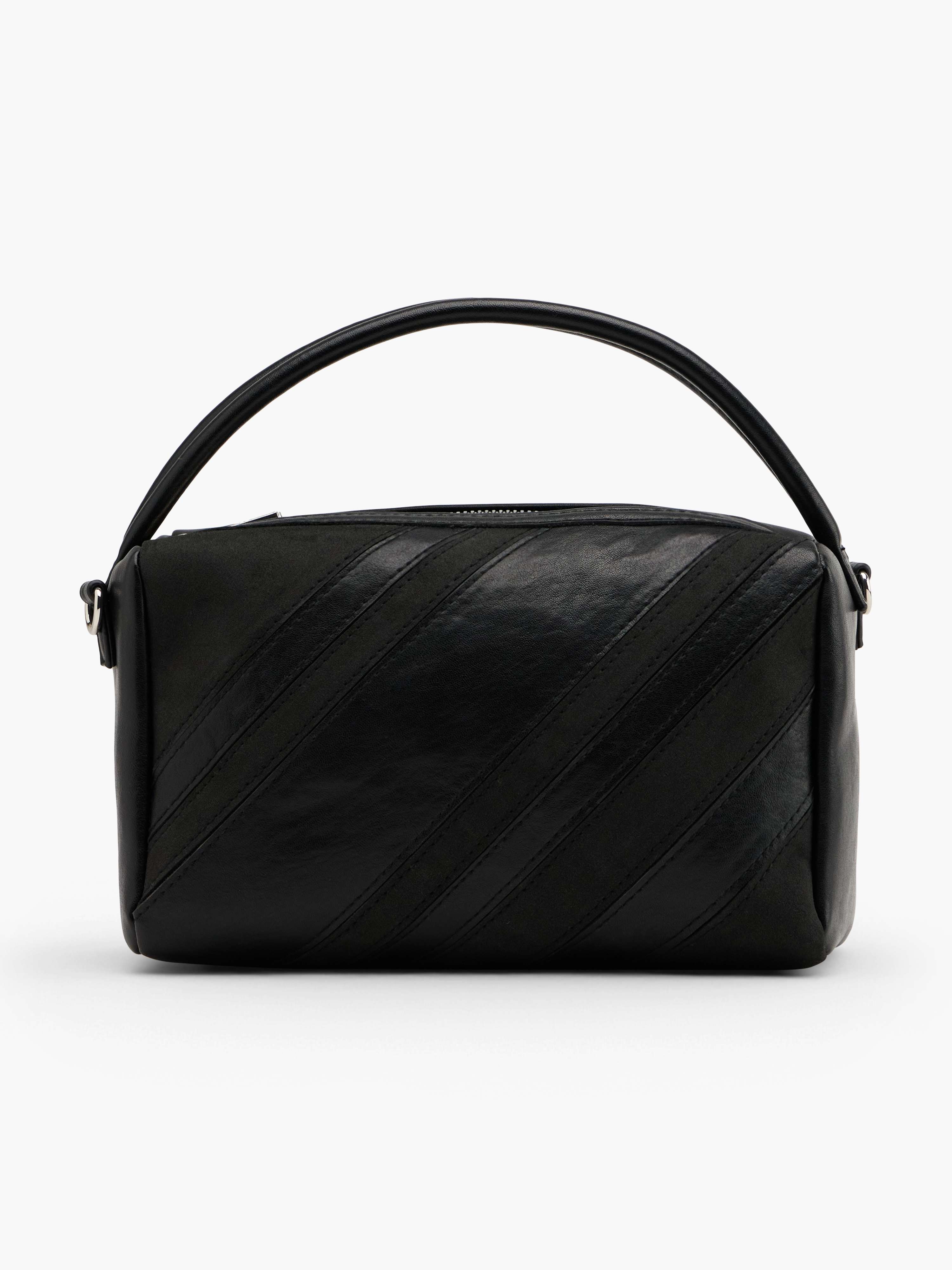 Schwarze Handtasche mit abnehmbaren Trageriemen.