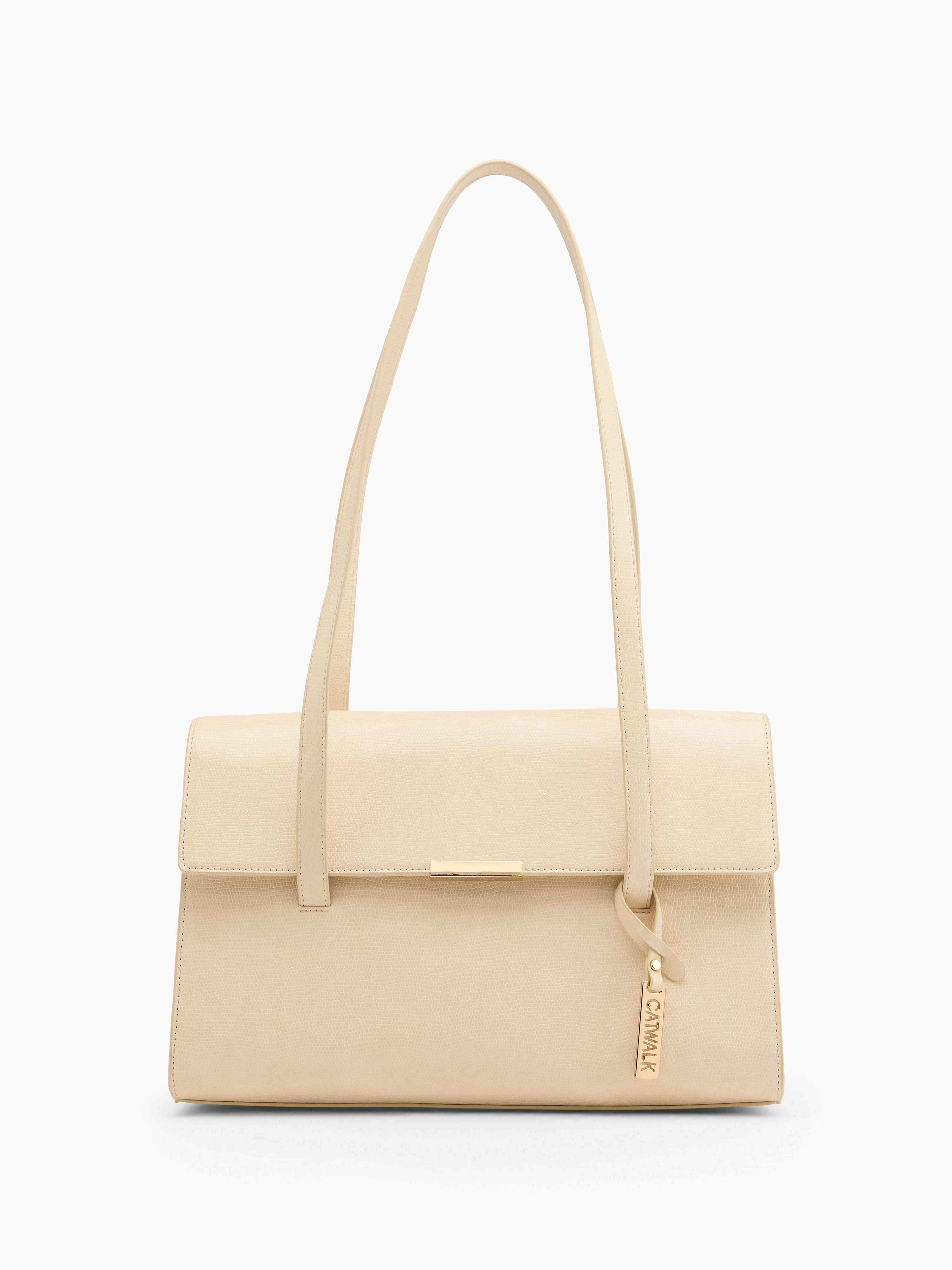 Beige Handtasche mit langem Schulterriemen.