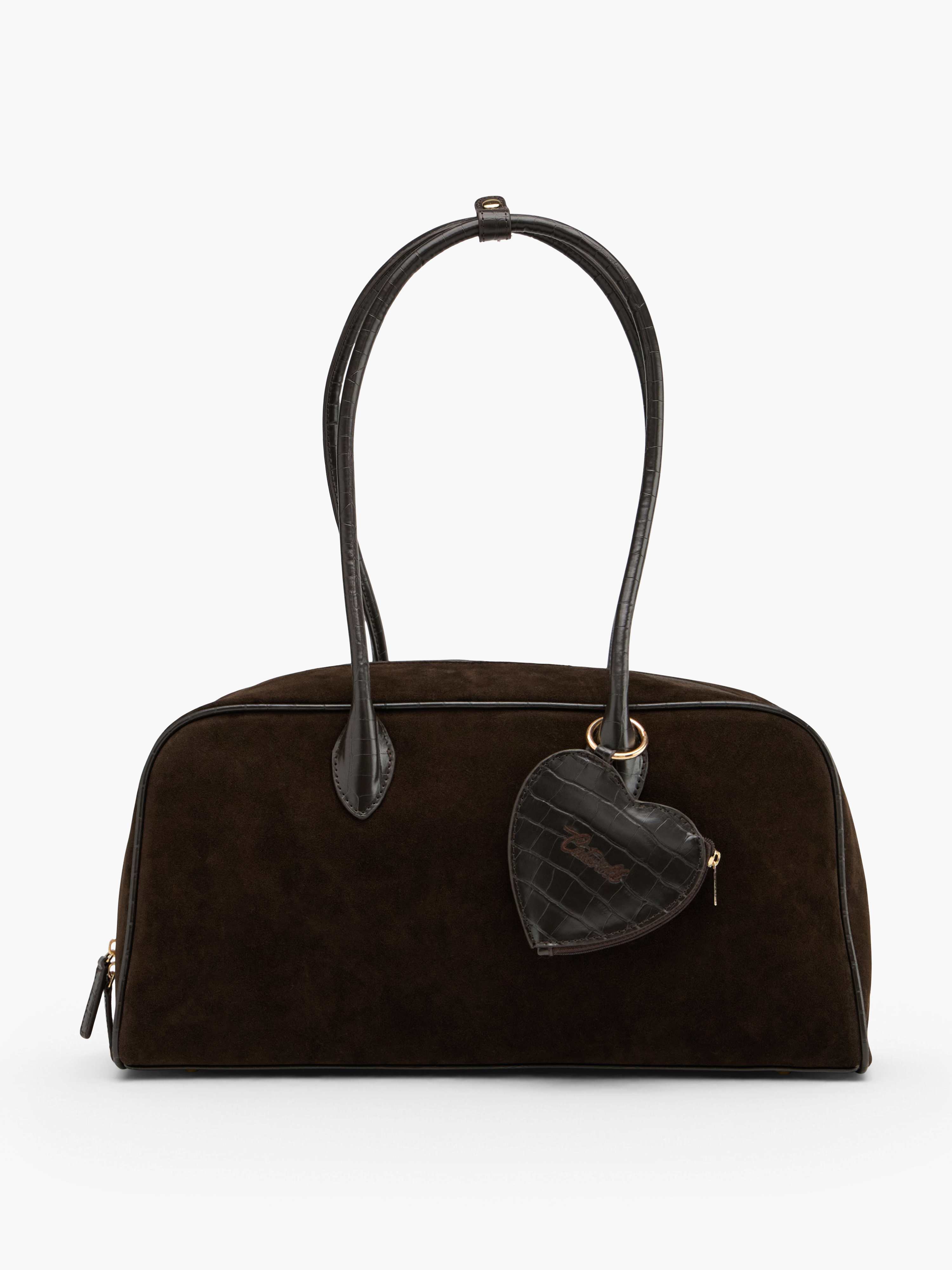 Dunkelbraune Wildlederhandtasche mit schwarzen Lederhenkeln und Herzanhänger.