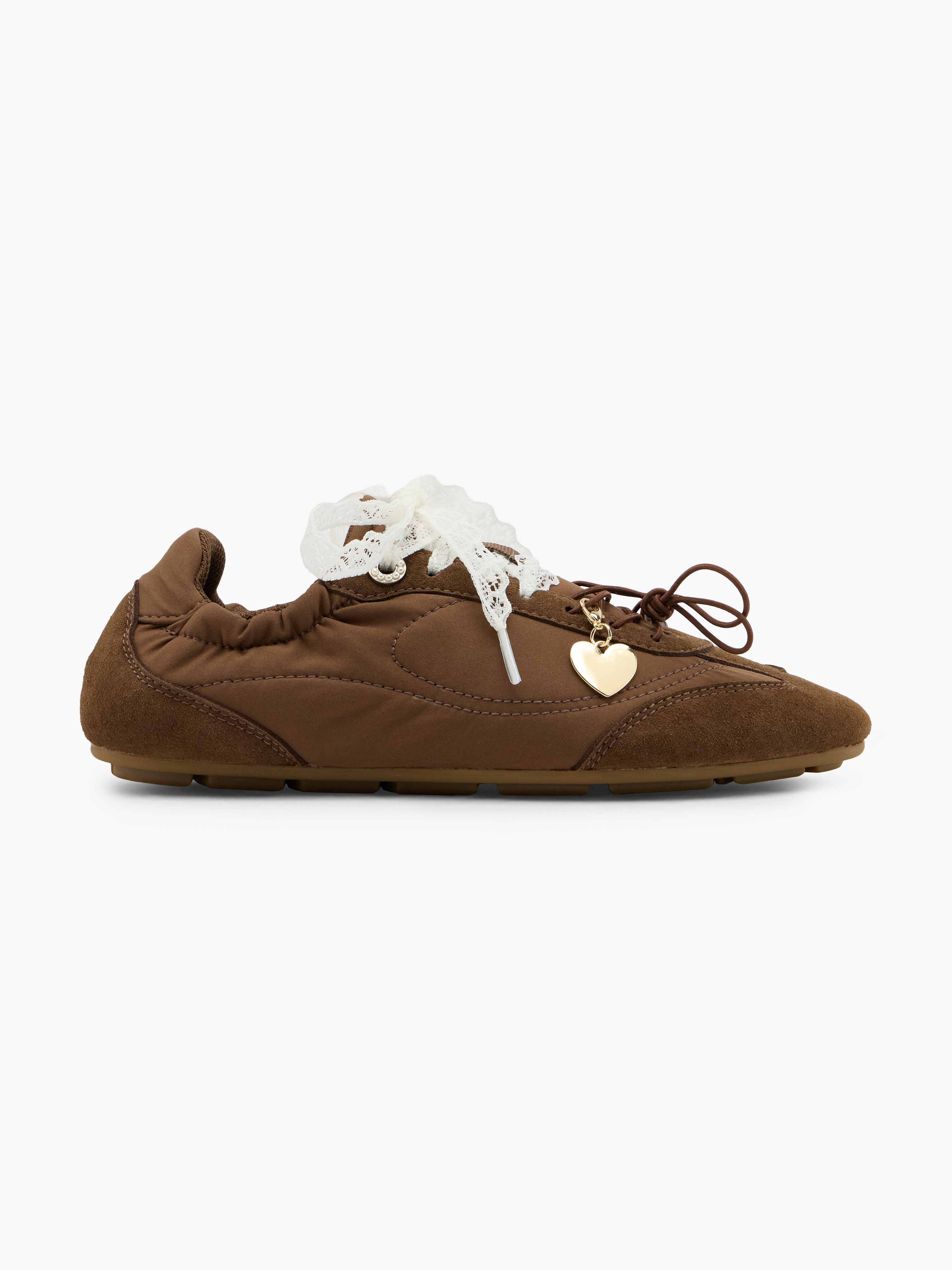 Brauner Halbschuh mit weißer Schleifen-Schnürung