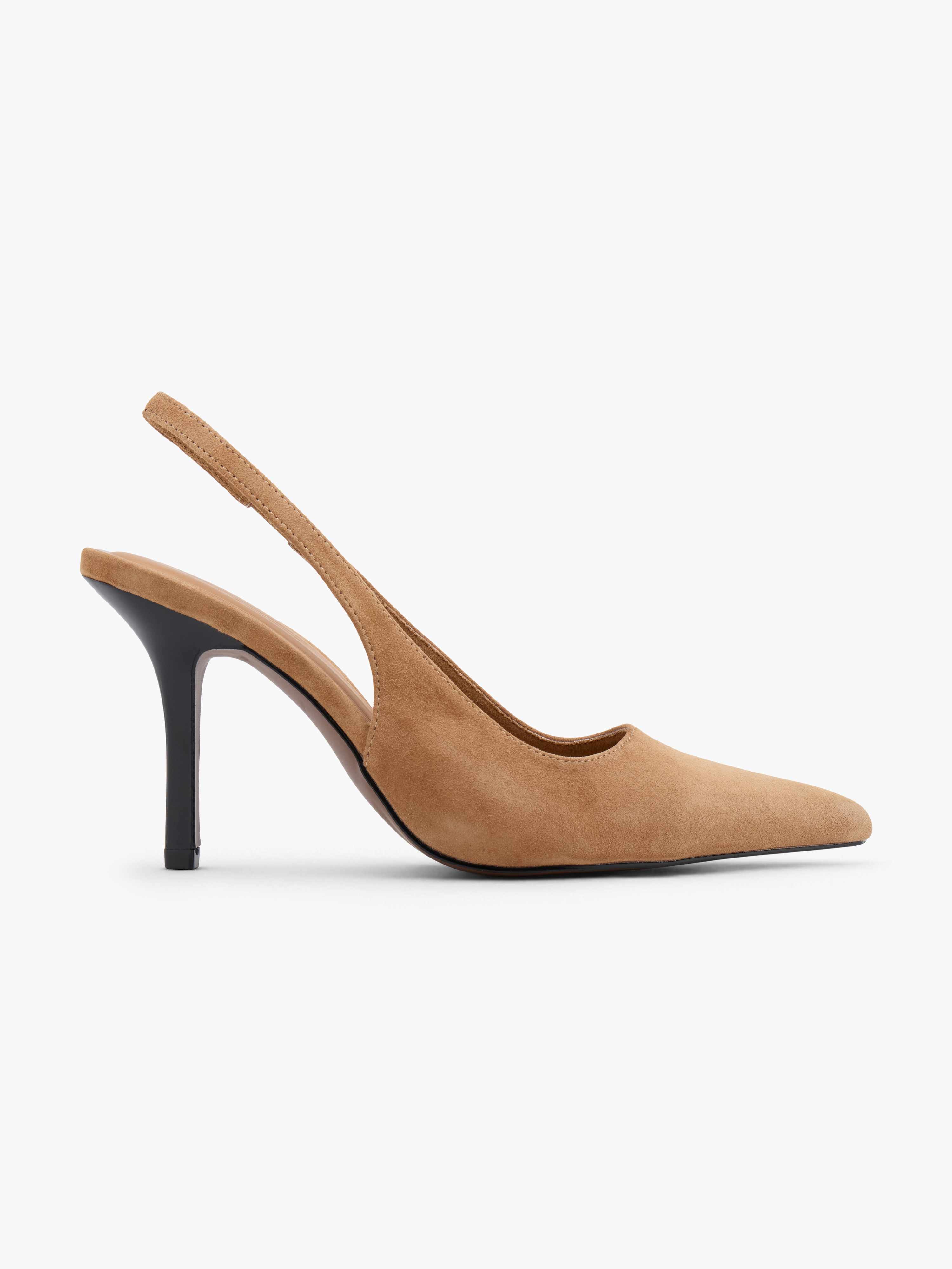 Braune Slingback-Pumps mit spitz zulaufender Spitze und hohem Absatz.