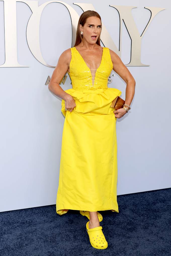 Brooke Shields in hellgelbem Kleid mit passenden gelben Crocs