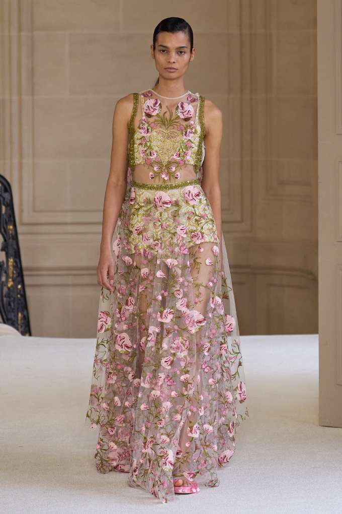 Frau in durchsichtigem Chiffon-Kleid mit Blumenmuster